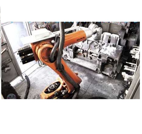 BMW 使用 KR 210 R3100 F 機器人清潔鑄件硬模